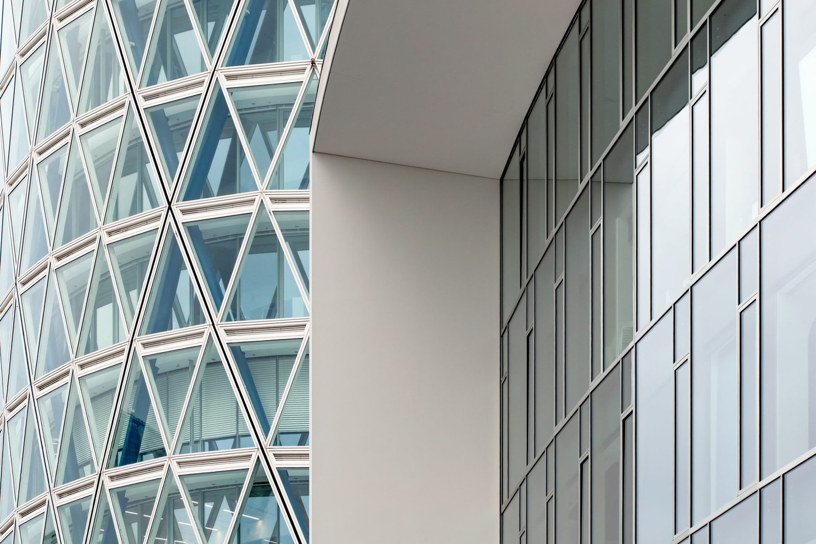 Aluminium curtain wall façade with continuous glazing